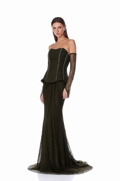 فستان سهرة كاكي اللون بتفاصيل دانتيل أنيقة